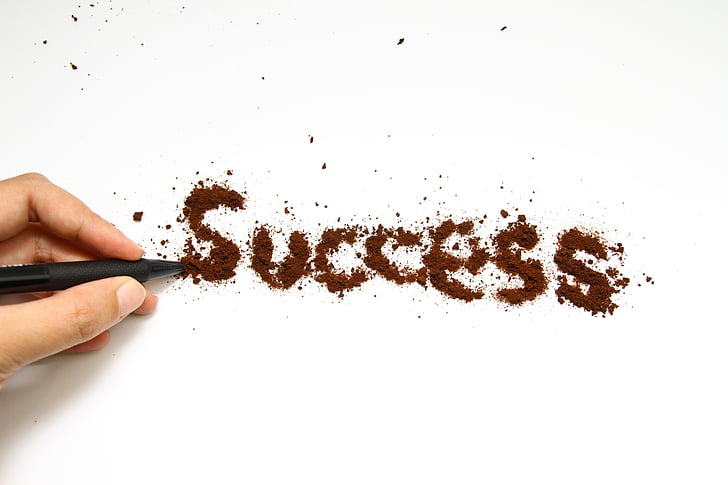 Escribiendo la palabra 'Success' con café